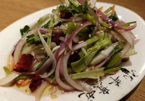 玉ねぎとパクチーの和え物