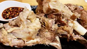 羊の大骨煮込み