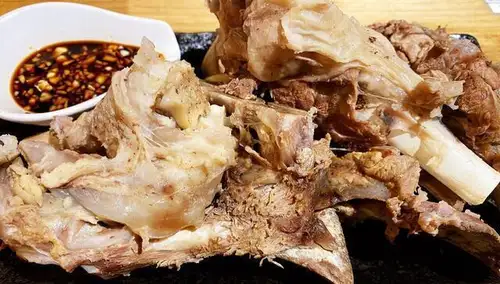 羊の大骨煮込み