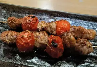 ラムとトマトの串焼き