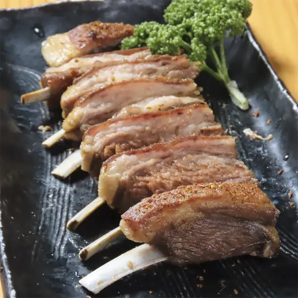 【人気No.1】多彩な香辛料が香る!羊のスペアリブ焼き