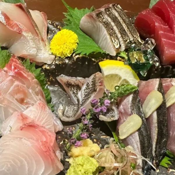 仕入れにこだわる！見た目にも鮮やかな「本日の鮮魚5点盛り」