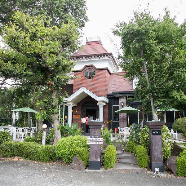 森の中に佇む洋館レストラン高級感、リゾート館漂う外観はお客様の心を弾ませます。デートや記念日はもちろんご家族で気軽にご利用できる雰囲気、価格で「chez　MACIO上尾店」がおもてなしさせていただきます♪おいしい料理を作って皆様のご来店をお待ちしています☆