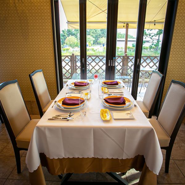 [對應各種場景◎] 我們在鹽足海灘邊新開張的可以享用法國和正宗中國菜的餐廳◎店內是一個優雅的空間，您可以在平靜中感受奢華。請在各種場景中使用。