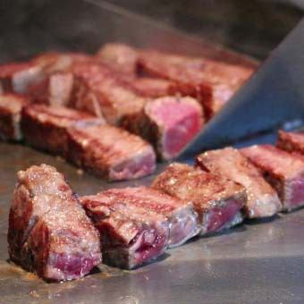 品川站很快♪♪所有你可以吃的牛肉草和海鲜和肉类的自助餐铁板烧！