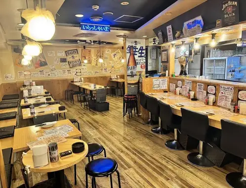 大衆感溢れながらも綺麗な店内で旨いやきとん・焼き鳥をお楽しみいただけます♪お酒も豊富にご用意しております。日本酒や焼酎もご用意しております♪飲み放題も充実しておりますのでご安心下さい！コスパもよくお客様が満足いただけるユニークな企画もございます！