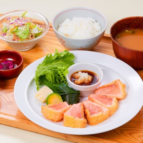 Rare cutlet set meal of raw salmon * Chawanmushi included!