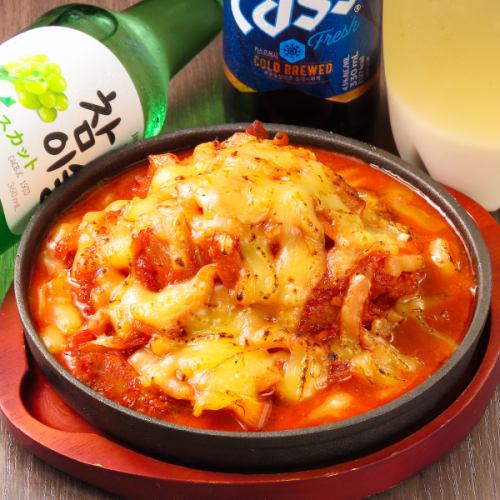 A must-try for cheese lovers! Cheese Dakgalbi with melty cheese and spicy yangnyeom, a perfect combination ★ 1,450 yen