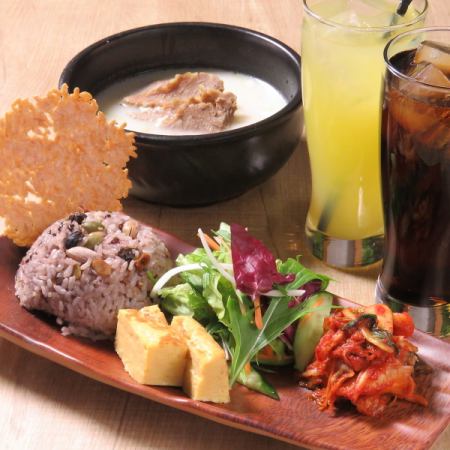 순두부 찌개와 당근 덮밥 등 1000 엔 ~ 즐길 수 있습니다 ♪