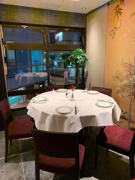 When it comes to Chinese cuisine, it's definitely the round table! Here's a completely private room that's also popular for entertaining guests.