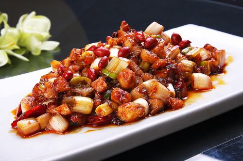 Sichuan-style stir-fried chicken and peanuts