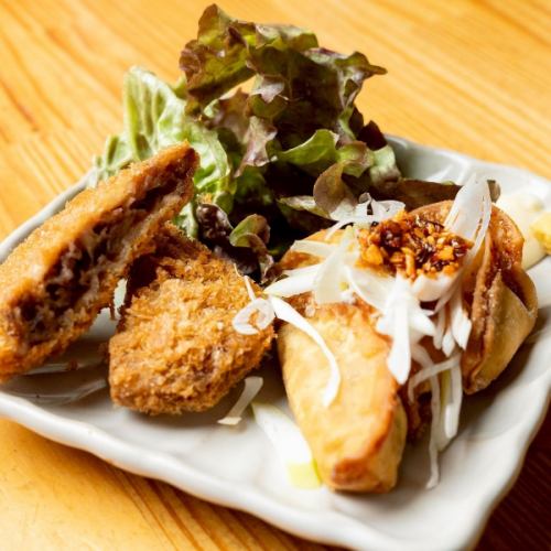 コンボセット(馬肉メンチ一個と揚げ餃子三個)