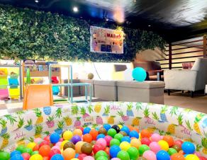 Kids Space [沙发座] 东大阪人气第二的儿童房终于来了！您可以在2楼的沙发座上用餐。