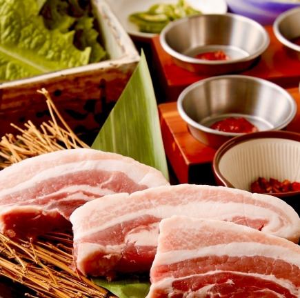 附无限畅饮的“工作日限定超值五花肉套餐” ※食物仅售3,000日元 ※仅限周一至周五需要预约