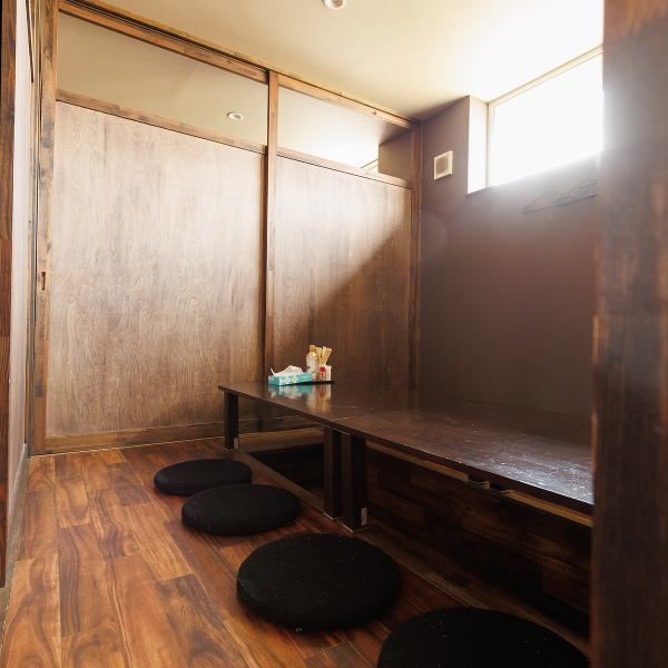 [Semi-private room] A semi-private room that can be used by 2 people or more is a private space separated by a door.It is also recommended for dates, girls' night out, company banquets, etc.The spacious sunken kotatsu seats can be used for a wide range of occasions, such as dining and drinking with family and friends! *Reservations are accepted by phone.