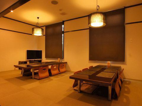 1階の奥には半個室席を2部屋ご用意。座敷タイプのお席は、ゆったりと足を伸ばしてくつろげる空間です。カーテン式の仕切りを外すと、最大18名様までご利用いただけます。セミプライベートな空間をご満喫ください。特にお昼の時間帯は、小さなお子様連れのお客様に好評。人気のお席のためご予約はお早めに!