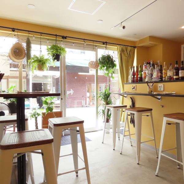 店内には、お一人様でもゆったりとくつろげるカウンター席に、グループでのご利用に最適なテーブル席、気軽に楽しめる立ち飲み席をご用意しております。ラテンアメリカ料理とワインやメスカルなどの美味しいお酒、陽気な音楽を一緒にお楽しみください。