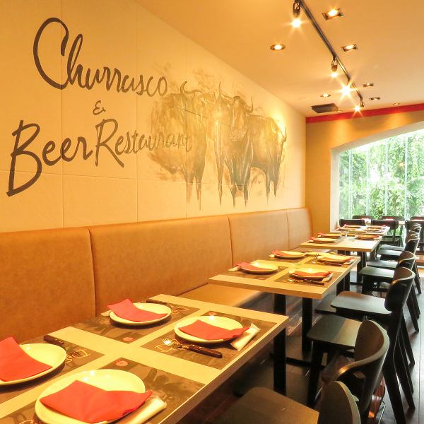 接待・デート利用・記念日利用など、お客様ごとの席間隔や、来店状況でご案内テーブルを配慮いたします。外苑前周辺でおしゃれなビアレストラン《ALEGRIA》3名様以上や5~6名様の中規模利用、団体様のご利用も大歓迎♪各種企業パーティーやウエディングの二次会にもお店を貸切ご相談も◎