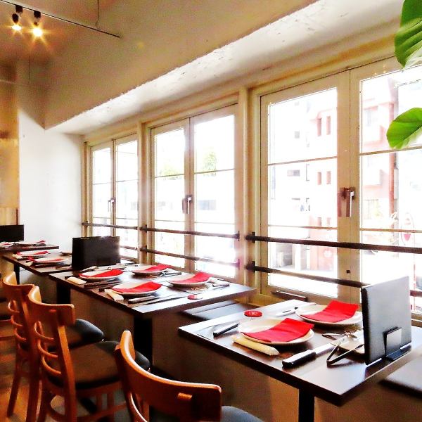 外苑前の街並みを感じられる窓際席。デートや記念日など、ゆっくり過ごしたいお食事におすすめです。