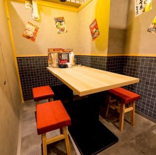 ≪開放的でくつろげるお席♪≫広々とした空間で、ゆったりとお寛ぎ頂けます。ご家族やご友人とのお食事会にもぴったりのお店です。人数が増えても、お席を繋げての対応など承りますので、ご遠慮なくご相談いただければと思います☆