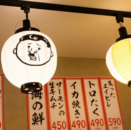 駅から徒歩6分の、超駅チカ!!サクッと飲みにも、宴会にも便利な立地となっています!外観は、ネオンの看板が目にひくようになっており、夜でもお店を見つけていただきやすくなっております!