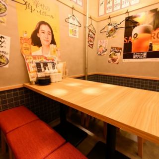 会話が弾むにぎやかな店内。話好きの店員ばかりなので、あちこちで笑い絶えない店内。店員とお客様、そして隣り合わせたお客様同士など店内一体になった雰囲気が、常連さんが気に入っていただいているポイント。