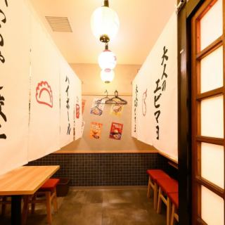 ≪開放的でくつろげるお席♪≫広々とした空間で、ゆったりとお寛ぎ頂けます。ご家族やご友人とのお食事会にもぴったりのお店です。人数が増えても、お席を繋げての対応など承りますので、ご遠慮なくご相談いただければと思います☆