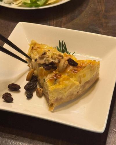 12/15-19 저녁 한정 | 서양배와 고르고르졸라 타르트

@e_masala
지난주에 이어, 듬뿍 사용한 고르곤졸라와 양배의 타르트가 기간 한정으로 등장입니다.안주와 아페타이저로 즐겨주세요.인도 와인에도 딱 맞는 식사 타르트입니다.

요나시 고르곤 졸라 타르트
12/15~18 한정・디너만
1피스 650엔

🥧

@yumi_bhandari
가게 주인 유미 씨의 추억으로 때때로 기간 한정 메뉴가 등장합니다! 앞으로도 기대해주세요 ~