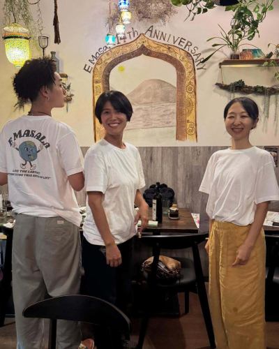 親愛的 Ee Masala 粉絲們，💌 12 月 30 日是 Ee Masala 年終派對！

無論你是否在店裡工作，我們都不能錯過在2025年末與大家聚會的機會！所以我們正在籌備一場E-Masala年末派對😃 如果你想和大家聚聚，認識新朋友，歡迎來參加👍

今天是最後一天，所以我們大致完成吧😘
這只是個聚會，大家聊聊天、吃吃喝喝（年終派對）🍻

我們所有的菜餚都是自製的，所以我們鼓勵您盡情享用易腐食品和飲品，這也有助於保持我們冰箱的清潔！我們希望在新的一年實現零食物浪費🌏🫶

如果你認為自己是 E-Masala 的常客，請來吧！

~~-~~~~~~-~~~~~~-~~~~~

E-Masala 2025 年終派對🎉

日期和時間：12月30日（星期二）晚上7:00
費用：每人飲品+餐 2,200日圓
申請方式：請發送私訊或LINE官方訊息告知我們您將參與。

您可以早點來，早點入場。
*最後點餐時間為晚上8點
飲料還沒決定，哈哈

~~-~~~~~~-~~~~~~-~~~~~

2025年真是轉眼就過去了。
但今年也很有趣！我們今年剩下的時間還有更多活動計劃，希望您有空的時候能加入我們🎅 非常感謝大家這一年的支持✨

12月30日（一年中的最後一天）正常營業時間
12月30日（星期二）11:30-15:00，17:00-20:00（略早）