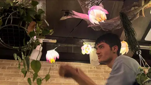 いよいよ始まる周年祭！天井のハスランタンも準備完了😆🪷

ナマステ🙏いよいよ本日夜から始まる15周年イベントディナーに向けて、昨夜は皆さんと作ったハスランタンの飾り付けをしました！どうですか！？なかなか幻想的なムードで、いつもの周年祭とも違う雰囲気に仕上がりました😚💓

写真は、店主長男に飾り付け準備をお願いして、せっせこ飾り付けをしてもらっている様子。いや〜助かったよ〜あみとくん〜〜！！

さてさて。皆さまいよいよです。今年の周年祭も☺️
実は9/8は19時以降満席🈵なので、予約も受付を停止しています。17:00〜19:00の間はまだゆとりがあるのでよろしければ！いち早く食べてもらって感想を聞かせてください😸

『15th Anniversary Dinner』
期間: 2026.9.8(火)〜12(土)
時間: 17:00〜22:00（ラストオーダー21:00）

予約フォーム:
専用の予約フォームから予約すると希望される方にはecoタオルがもらえる特典あり！
https://docs.google.com/forms/d/e/1FAIpQLScM56YkVmOUwQrOrr3dbw1sLNv_oLRBUlj1RfxK9nbuFQRpNA/viewform

お知らせ: ダンスパフォーマンスあり🕺
店主の次男SANDISはダンスに熱中する高校2年生！時々バナナケーキを作ってはダンスの衣装代などに充てています😌相棒YUZUとのダンスを、この期間中に3日お楽しみいただけます！

ダンススケジュール:
9/8(火)ダンスパフォーマンス🕺20:00〜20:30
9/10(木) ダンスパフォーマンス🕺20:00〜20:30
9/11(金) ダンスパフォーマンス🕺20:00〜20:30

その他ご参加いただきたい企画:
・オリジナルステッカープレゼント（無くなり次第終了）
・15周年の15にちなんで『あなたの一期一会エピソード』教えてください！
・特別メニューを楽しんで😚