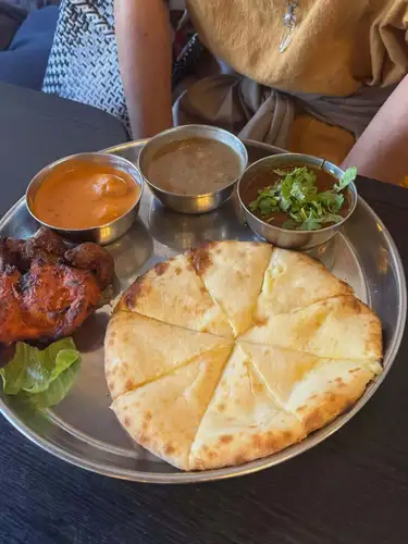 家族で✨安心&美味しいチーズナン☺️
イーマサラの特徴のひとつ!石窯はタンドールで焼くチーズナンは、レトロに炭火で焼いた外はいい感じに焼けて、中はとろ〜チーズがところける具合に仕上がるもの✨そして重要なのは、どんなチーズを使うか。
物価高の影響か、様々なチーズが出回っていますが、店主のこだわりのおかげで、本来のチーズを使ってチーズナンを作れているのでお子様から大人まで安心して日常的に食べてもらえています☺️
ぜひまだ食べたことが無い方は食べてみてくださいね〜