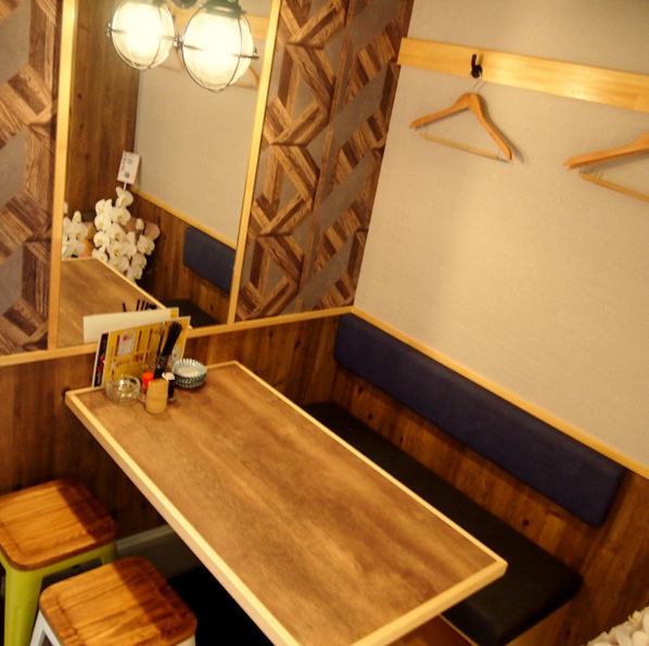 We have a table seat that can be connected to the drinking party, a counter seat that tastes the top and the skewer, We have various seats according to the customer's scene ♪