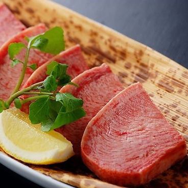 Japanese black beef tongue with sashimi is characterized by its moderate chewy texture and overflowing umami.