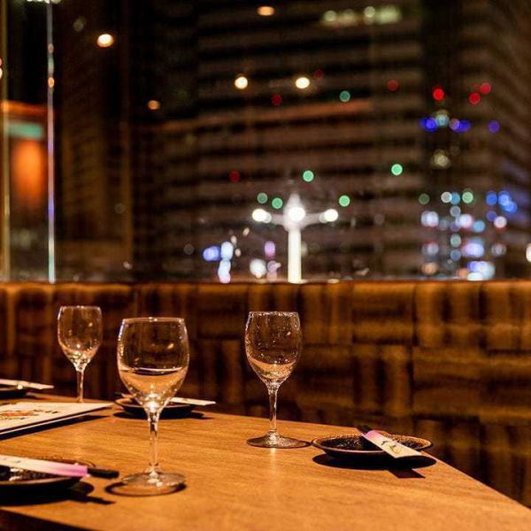 【完全個室】夜景の見える個室でロマンチックな夜当店は全席個室でご案内。仲間とのお集まりにおすすめのテーブル個室や、ご宴会にぴったりな12~18名様までご利用可能な掘りごたつ個室などをご用意しました。人目を気にせずゆったりと美味しい料理とお酒をお楽しみください。また、55~100名様までの貸切利用も承ります。
