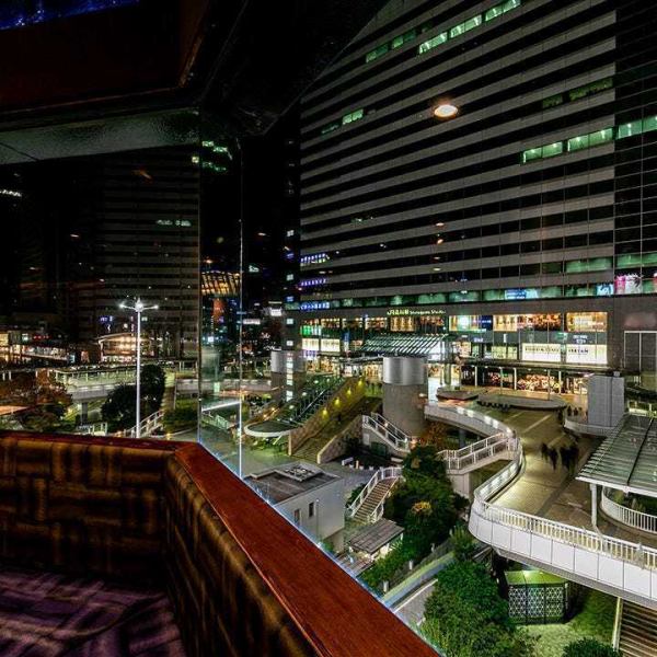 【記念日・誕生日・女子会に】品川駅・駅前広場を一望できる窓際オープン席は大切なお集まりにおすすめ。行きかう人々や夜景を見ながら楽しめるお席です。カーテン仕切りで5名様まで、つなげて20名様前後までの団体利用も可能です。人気のお席のため、大人数でのご予約はお早目に。