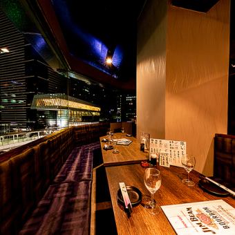 You can reserve the entire restaurant or floor for exclusive use, enjoying the night view. We can accommodate up to 55-100 people. We will provide the perfect space to suit the number of people and purpose, including rooms made up of connected private rooms of various sizes.Please feel free to consult with our staff first.