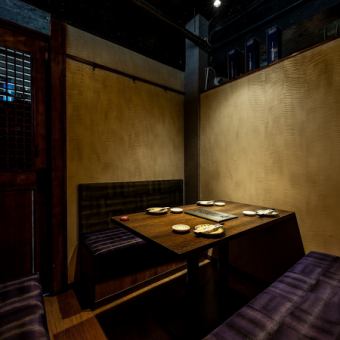 The private room for four people, with its soft indirect lighting and excellent atmosphere, is very popular for a variety of occasions.We have a number of rooms available that can be used by small groups.If you make a reservation in advance, we can prepare a private room that can accommodate up to four people, so please feel free to ask our staff.