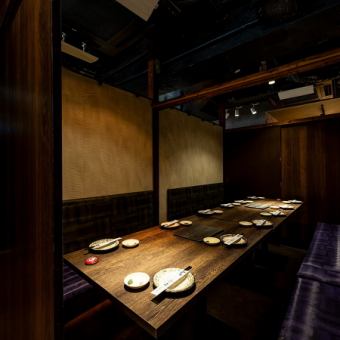 The private room, which can accommodate 20 people and is lit by soft indirect lighting, has a great atmosphere and is very popular for a variety of occasions.We have a number of rooms available that can be used by small groups.If you make a reservation in advance, we can prepare a private room that can accommodate around 20 people, so please feel free to ask our staff.