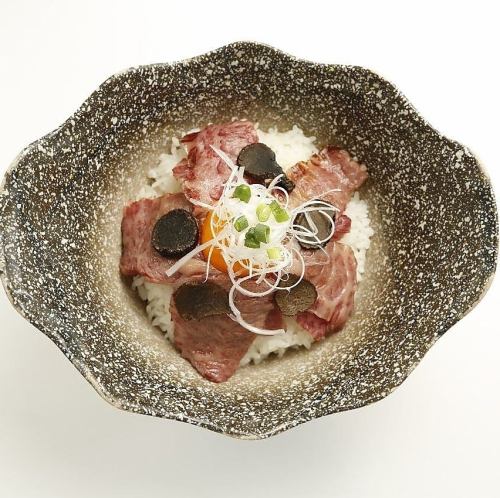 和牛涮涮锅配松露和鸡蛋盖饭