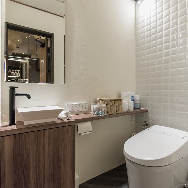 綺麗なトイレを完備◎白を基調としたお洒落でゆったりとした空間。デートや女子会、記念日などお祝いの日にもぴったりです。貸し切りは何名様からでも可能です！大切な方々と共に至福のひと時をお楽しみください。