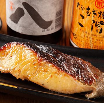 【日本酒・焼酎も豊富】当店名物の炭火焼で乾杯！