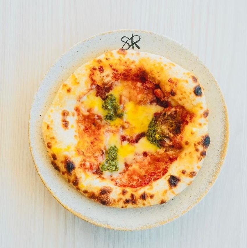 木の温もりあふれる明るい店内で、ほっと一息。心安らぐカフェタイムをどうぞ♪