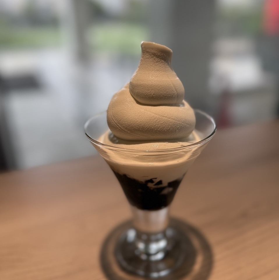 木を基調とした店内はソファー席やテーブル席をご用意してます★