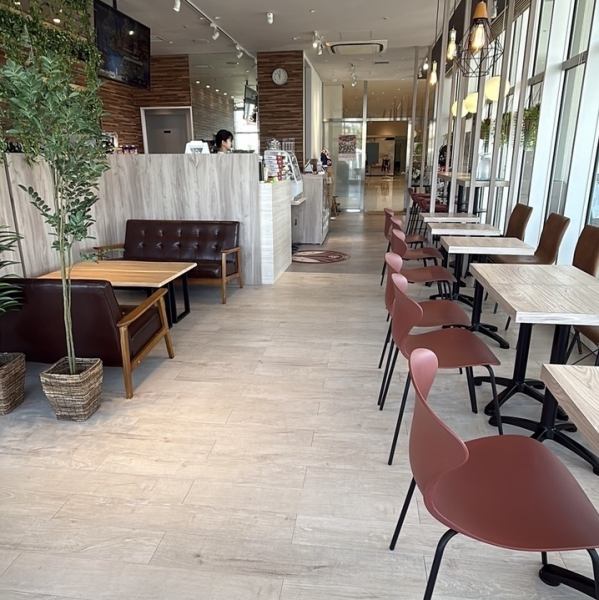 【温かい空間】木を基調とした店内は、明るく温かみのある雰囲気で、まるで自宅のようにくつろげます♪お一人様でも気軽に利用できるカウンター席が3席、ご友人との会話に最適な2名掛けテーブル席が6席、4名掛けテーブル席が2席ございます。どんなシーンにも対応できる居心地の良い空間です。