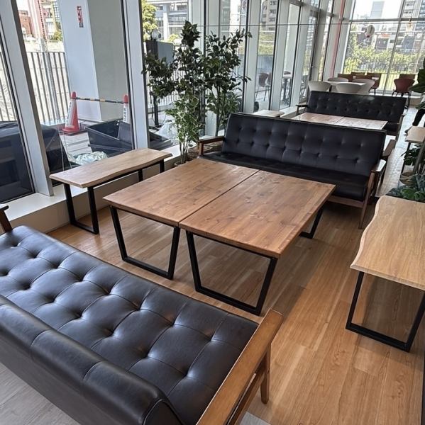 【ゆったりくつろげる】広々とした店内には、グループ利用に最適なソファー席もご用意しています◎6名掛けが1席、8名掛けが1席ございますので、ママ友会や女子会など、ゆったりと会話を楽しみたい方におすすめです。アリーナの2Fにあり、運動後のリフレッシュや、待ち合わせの時間にも最適です♪