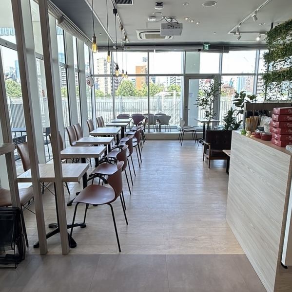 【開放的なテラス】開放感あふれるテラス席もございます！2名掛けが2席、4名掛けが3席あり、天気の良い日には外の空気を感じながらお食事を楽しめます♪木漏れ日の下で、リラックスしたカフェタイムをお過ごしください。店内と同様、明るく居心地の良い空間で、日常の喧騒を忘れて一息つけますよ◎