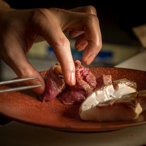 自慢の囲炉裏で焼く名物炉端焼き