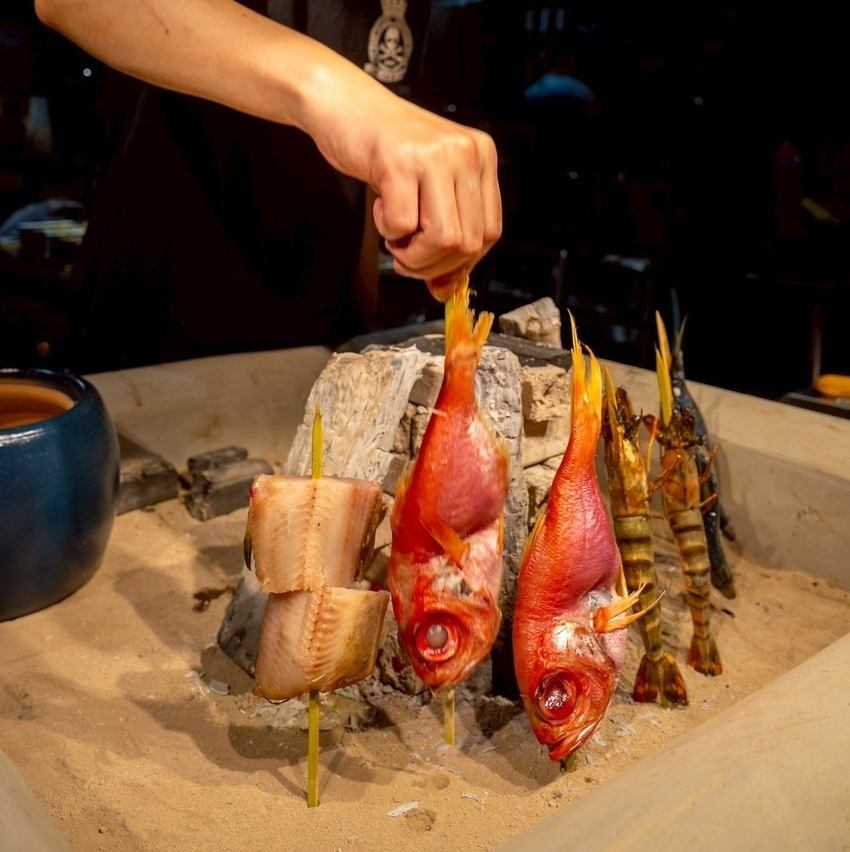 新鮮とれたての魚介やジューシーなお肉を炉端でお愉しみ頂けます