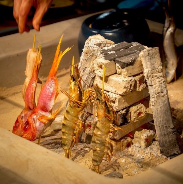 「炭火でじっくり焼き上げる旬の味覚、炉端焼きで贅沢なひとときを。」