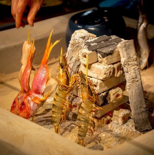 「炭火でじっくり焼き上げる旬の味覚、炉端焼きで贅沢なひとときを。」